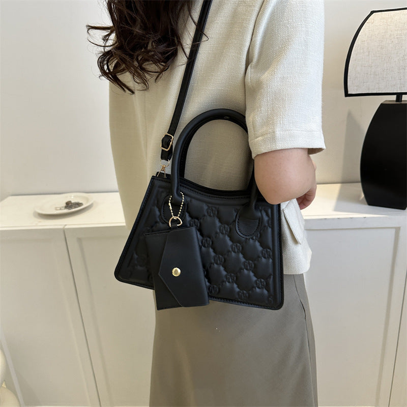 “Side Hustle” – The Street-Chic Shoulder Bag That Goes With Everything