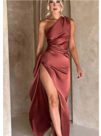 “Curve Appeal” – The Body-Hugging Dress Made to Turn Heads
