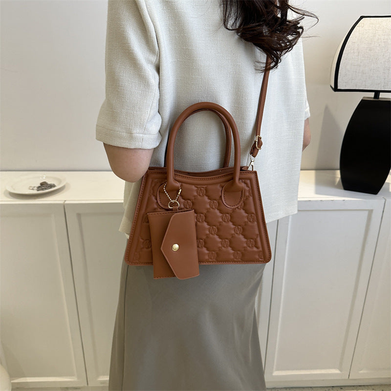 “Side Hustle” – The Street-Chic Shoulder Bag That Goes With Everything