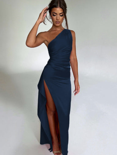 “Curve Appeal” – The Body-Hugging Dress Made to Turn Heads