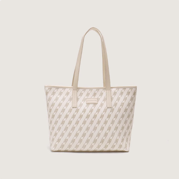 “Buckle Up, Babe” – The It-Bag with Belted Attitude